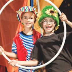 Kinder halten im Zrkus einen großem Ring