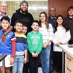 Gruppe von Menschen unterscheidlichen Alters lächelt 