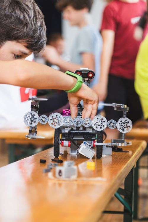 Junge bastelt an Technik-Gestell: Ein Angebot der Kesselferien