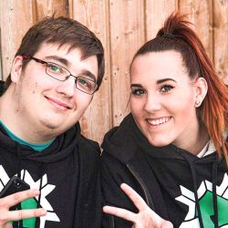 Junge und Mädchen grüßen in die Kamera