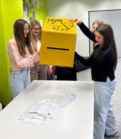 Die Stimmzettel zur stjg-Jugendwahl werden von jungen Menschen ausgezählt